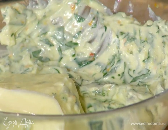 Приготовить ароматное масло: чеснок почистить и мелко порубить вместе с петрушкой, добавить цедру, предварительно размягченное сливочное масло, перец чили, все слегка посолить и перемешать, затем выложить в пищевую пленку, сформировать колбаску и отправить в морозильник.