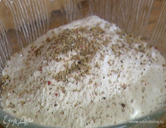 Муку перемешать с перцем и солью.