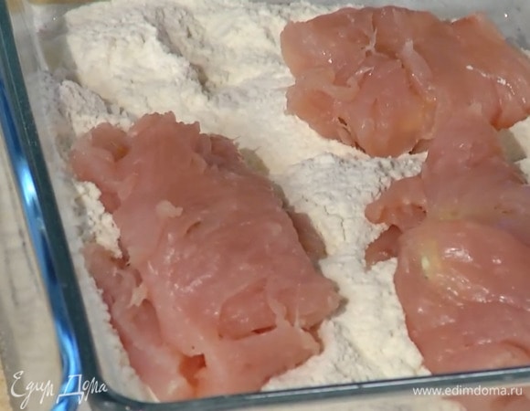 Холодное масло нарезать небольшими кусочками, выложить на каждый стейк и свернуть рулетиком, затем обвалять котлеты в муке, обмакнуть в размешанные яйца и запанировать в сухарях.