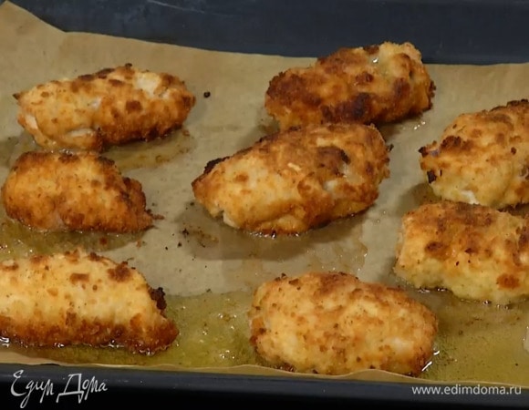 Разогреть в глубоком сотейнике оливковое масло, обжарить котлеты со всех сторон и выложить на бумажное полотенце, чтобы удалить излишки жира, затем переложить на выстеленный бумагой для выпечки противень и запекать в разогретой духовке 25–30минут.