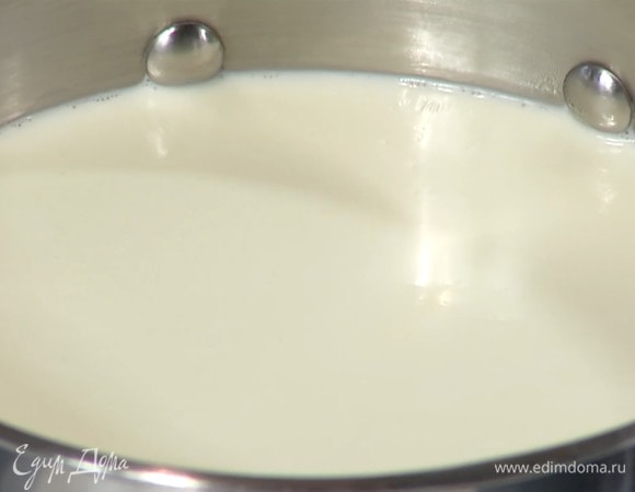 Сливки и молоко влить в сотейник, добавить ванильный экстракт и прогревать до появления первых пузырьков.