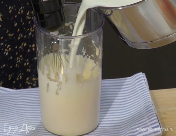 Яичные желтки с сахаром взбить блендером с насадкой-венчиком в пышную, светлую массу, затем понизить скорость блендера и, продолжая взбивать, тонкой струйкой влить молочно-сливочную смесь.