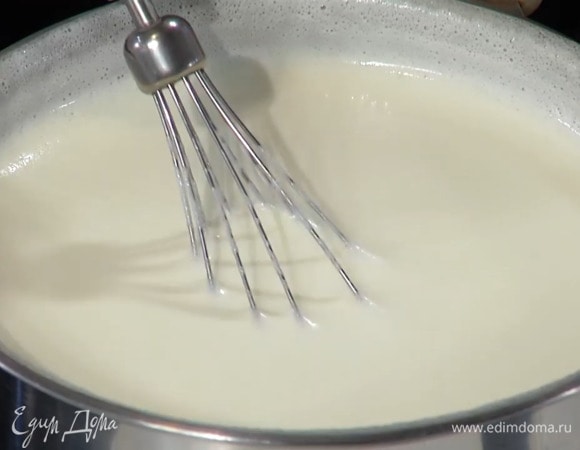 Вернуть все в сотейник и, непрерывно перемешивая венчиком, прогревать на среднем огне. Когда масса заварится, снять с огня и вымешивать еще некоторое время, затем полностью остудить.