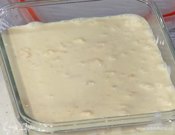 Размятые персики добавить в сливочную смесь, все перемешать, перелить в контейнер с крышкой и отправить в морозильник застывать, периодически перемешивая массу ложкой.