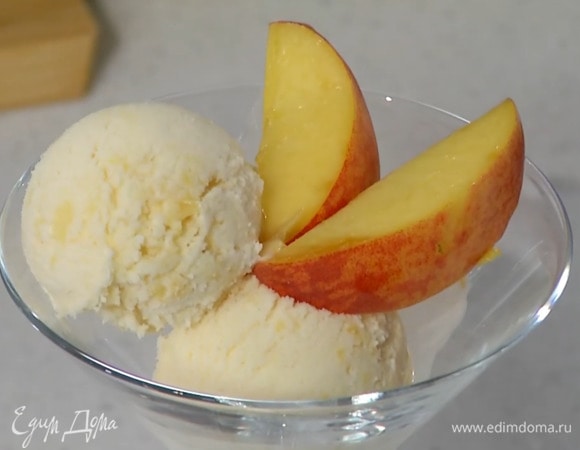 Оставшийся персик нарезать дольками и украсить застывшее мороженое.