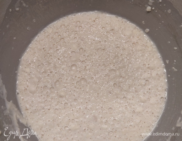 Сначала надо поставить опару. В теплом молоке развести дрожжи с сахаром. Добавить муку, перемешать. Оставить на 30 минут на подъем.