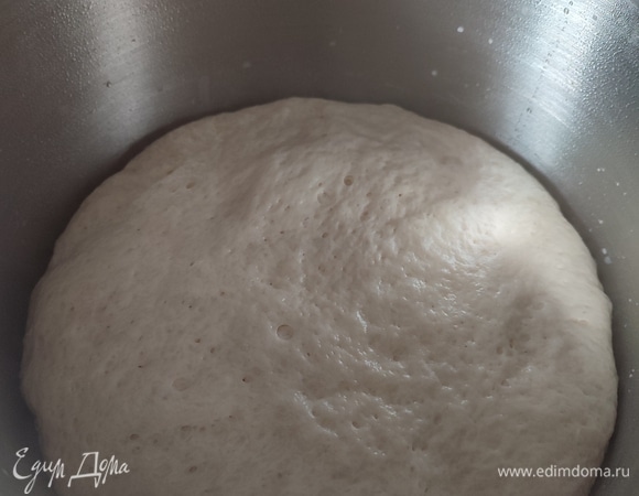 Всю опару, растительное масло, соль и муку смешать. Замесить эластичное тесто и оставить на 1 час, чтобы оно поднялось.