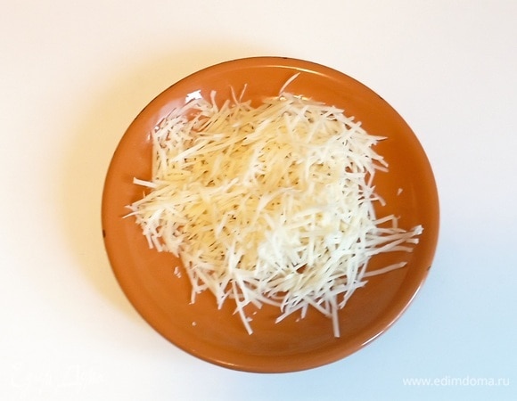 Сыр натереть на мелкой терке.