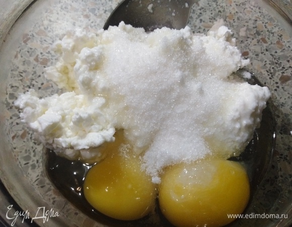 Творог соединить с сахаром, солью и яйцами. Перебить блендером.