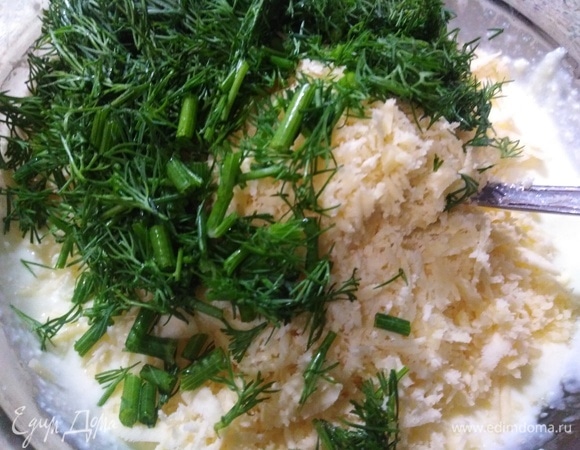 Добавить натертый на терке сыр и измельченный укроп. Влить растительное масло.