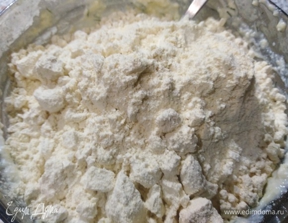 Всыпать муку и разрыхлитель.