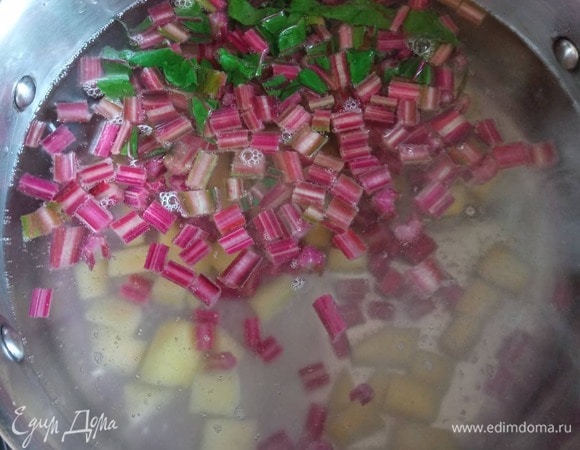 В кипящую воду или бульон кладем нарезанный кубиком картофель и черенки от свекольной ботвы.