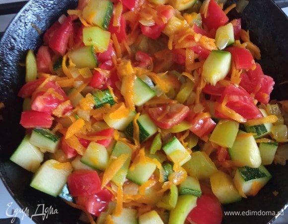 Мелко шинкуем репчатый лук, морковь трем на крупной терке, кабачок и болгарский перец режем кубиками, очищенные от кожицы помидоры — дольками или кубиками. В растительном масле обжариваем лук 2 минуты, добавляем морковь, через 5 минут — сладкий перец, еще через 3 минуты — кабачок и через 2 минуты — помидоры. Тушим-обжариваем еще 5 минут.