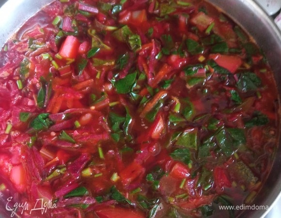 За это время картофель почти сварился, кладем в кастрюлю остальные овощи. Добавляем лавровый лист и перец горошком. Режем ботву и петрушку и добавляем в суп. Варим все 1–2 минуты, и наш борщ готов. Подаем со сметаной и зеленью. Приятного аппетита!