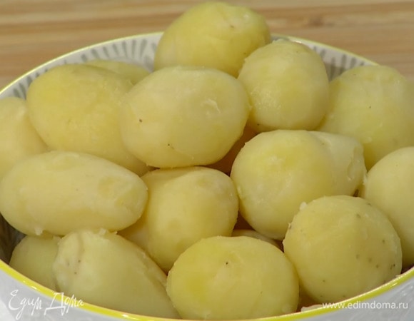 Картофель отварить в мундире так, чтобы он не разварился, затем почистить.