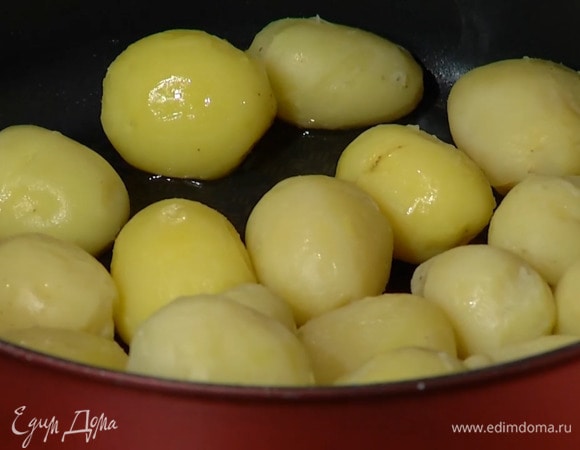 Разогреть в глубокой сковороде растительное и сливочное масло и слегка обжарить отваренный картофель.