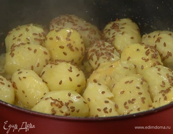 Чеснок почистить, раздавить плоской стороной ножа и отправить к картофелю, влить уксус, посолить, поперчить, добавить горчицу, кориандр, тмин и льняное семя, все перемешать.