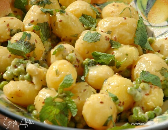 Листья мяты порубить, всыпать к картофелю и обжарить все еще немного, затем переложить в глубокую миску и смазать домашним майонезом.