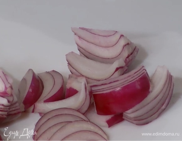 Красный лук почистить и нарезать дольками.
