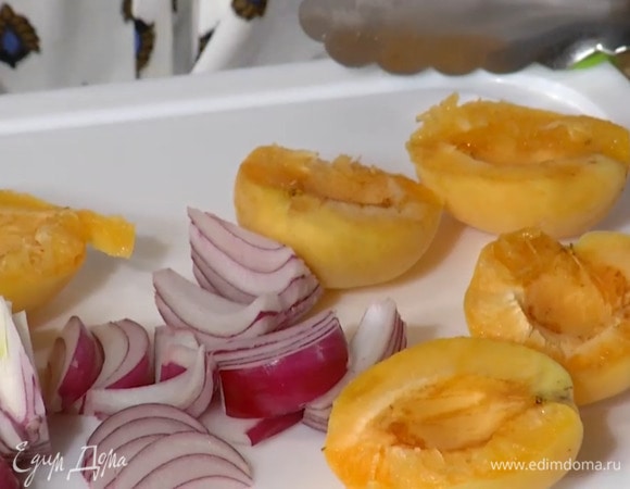 Абрикосы разломить пополам и удалить косточку.