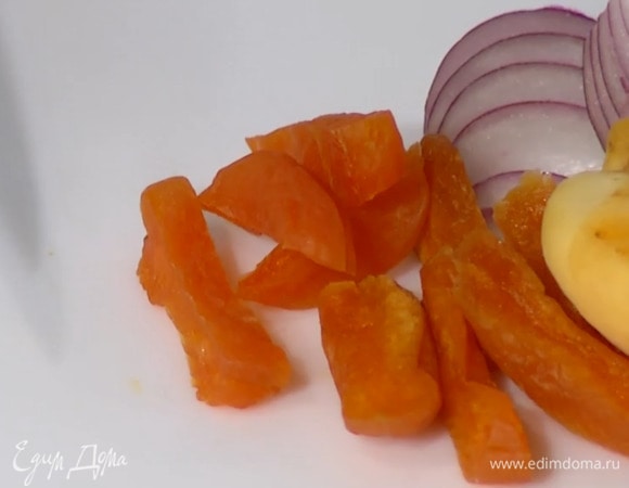 Курагу нарезать соломкой.