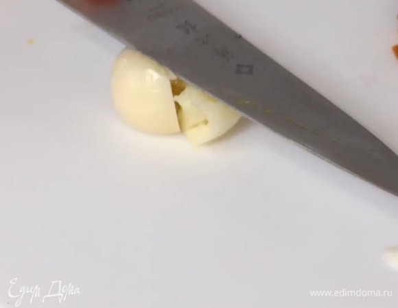 Чеснок почистить и раздавить плоской стороной ножа.