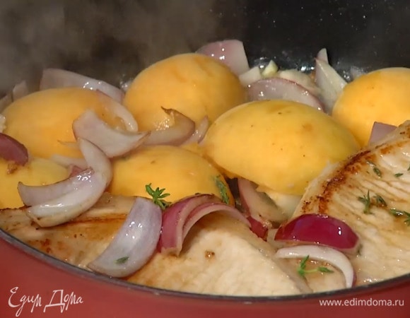 Разогреть в сковороде растительное и сливочное масло, выложить мясо, лук, чеснок, половину листьев тимьяна и перемешать, добавить абрикосы и курагу и обжарить все на сильном огне.