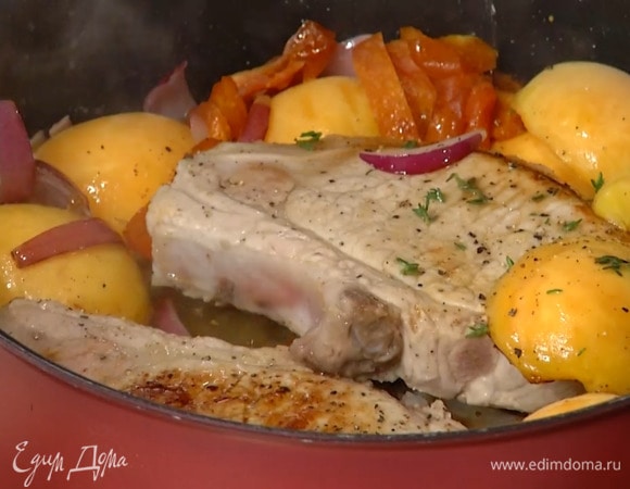 Котлеты поперчить, влить виски и дать алкоголю выпариться, затем накрыть крышкой и жарить мясо до готовности.