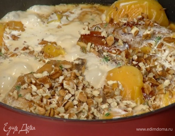 Влить к мясу сливки, посыпать его оставшимися листьями тимьяна и орехами, посолить, накрыть крышкой и дать немного постоять.