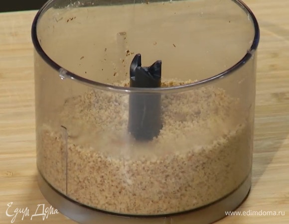 Миндаль измельчить в блендере в муку.