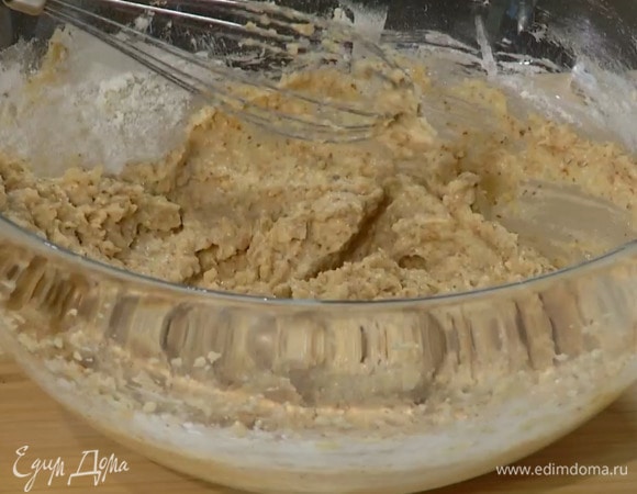 Приготовить начинку: 125 г предварительно размягченного сливочного масла соединить с миндальной мукой, сахаром, яйцом, желтком и ванильным экстрактом и все растереть, а затем взбить блендером с насадкой-венчиком. Всыпать муку, влить ликер и перемешать венчиком.
