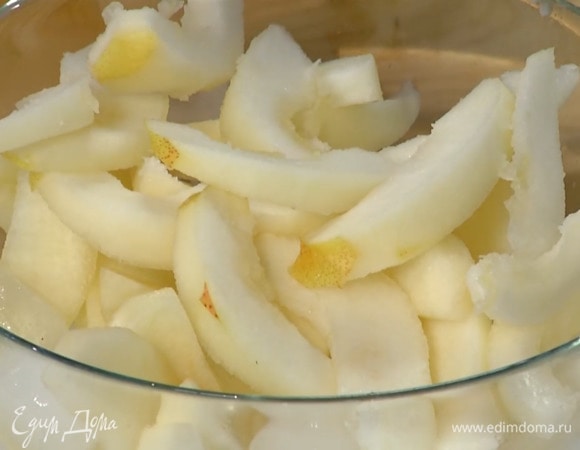 Груши почистить и, удалив сердцевину, нарезать тонкими ломтиками.