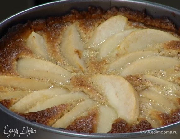 На подпеченный корж выложить ореховую начинку, сверху веером разложить груши, понизить температуру в духовке до 180°С и выпекать тарт почти до готовности, затем понизить температуру до 175°С и выпекать пирог еще несколько минут, до появления золотистой корочки.