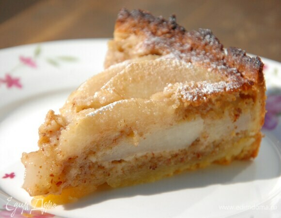 Готовый тарт полностью остудить, затем вынуть из формы и посыпать сахарной пудрой.