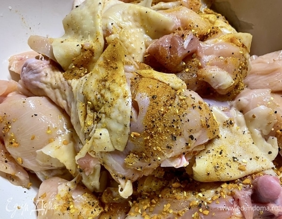 Традиционно, вместо эпиграфа. Эта публикация — не рецепт, потому что эту еду придумал, как выше сказано, не я, вернее, рецепт этой еды. Эта и вообще мои публикации — это «байки про то, как мы еду готовили». Почему мы? Потому что зачастую еда, о которой идет речь, готовится совместно с любимой. Ну или уж совершенно точно с использованием ее опыта и подсказок, а то и вовсе под ее прямым и непосредственным руководством. В общем, плохому не учим, а хорошее и сами всегда ищем. Так что готовьте и не стесняйтесь импровизировать, ибо, как сказал один неглупый человек, кулинария — она как секс: все время в одной позе скучно и неинтересно.<br />
<br />
Итак. Курица в луковом соусе или на луковой подушке. Кому как нравится. Хотя подушки никакой и не наблюдается. А вот соус, таки да, присутствует. Вот если абстрагироваться от всякого прочего разного, то курица реально получилась очень вкусная и хлопот особых нет. Готовится она не просто, а очень просто. Почему я готовил в мультиварке? А, знаете, удобнее. В том смысле, что менее хлопотливо. Продукты в чашу заложил, режим, время выставил и гуляй себе. Дзинькнуло? Открывай крышку и доставай еду. Но результат хуже не становится. В общем, серия «купила мама Леше новые галоши, не терпится Алеше…» продолжается. Приступим.<br />
<br />
Курицу я взял целиком, разделал. На бульон пошли только кости внутреннего скелета и кончики крылышек. Остальное нарезал на порционные кусочки. Да, кусочки надо надрезать. Типа насечку сделать. Курочка была довольно крупная. Домашняя. Посолил, поперчил и взял неполную столовую ложку приправы. Ее тут «царской» называют. Которая для курицы. Там точно есть чеснок, морская соль, паприка, карри, кориандр, черный перец, куркума, горчица, розмарин, перчик чили. В общем, весьма ароматная, пикантная в меру, но вкусная… Потом куриные кусочки со всем этим перемешал и оставил в сторонке. Пусть немного постоит, промаринуется.