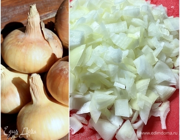 Лук. Четыре крупные головки. Не взвешивал, но по ощущениям что-то около пятисот граммов точно было. Нарезал не очень мелко. Лук рекомендую брать самый что ни на есть обычный. В таком луке большое содержание сахара, и он очень хорошо карамелизируется.