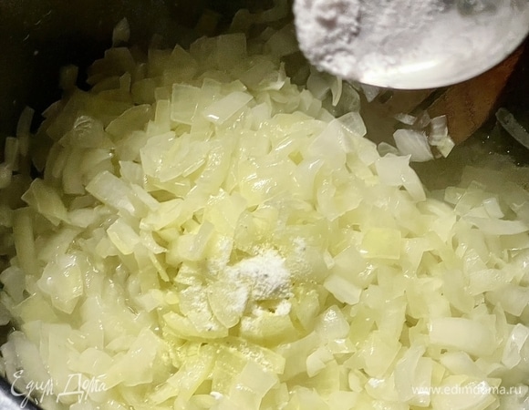 И вот тут-то я применил то, что авторы или распространители рецепта анонсируют как тайное и великое, просто-таки сокровенное, а может быть и сакральное (!) еврейское знание «про лук»! Чуть меньше четверти чайной ложки питьевой соды! Надо добавить в лук. Лучше всего посыпать лук, рассеять соду по поверхности. Ну а если не получится, то и не беда. В общем, высыпать соду в лук и хорошенечко ее с луком перемешать.