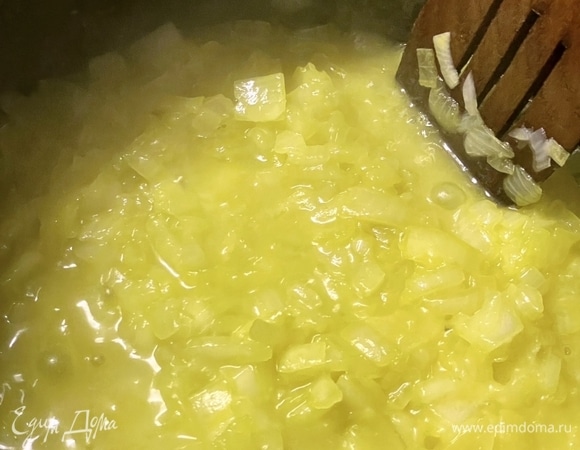 А еще немного погодя лук «поплыл». То есть стал расплываться, образуя тот самый луковый соус, заменяя собой подушку.