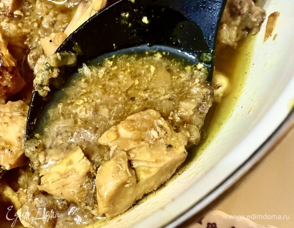 Как смог, снял тот самый луковый соус. Знаете, что самое интересное? Нет того самого тяжелого лукового духа. И вкус очень интересный. Лук пропарился в курином жиру да со всеми добавленными специями. В общем, весьма недурственно получилось. Так что, кто хочет проверить, насколько яркий у него, у соуса, вкус, просто приготовьте эту курицу и сами все ощутите. И, мне кажется, что, например, индюшка, тоже в таком варианте получится замечательно.