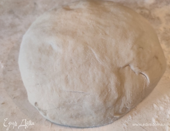 В теплом молоке растворить дрожжи с сахаром. Сливочное масло растопить, остудить и добавить к молоку. Добавить соль и муку, замесить мягкое тесто. Оставить для подъема на 1,5 часа.