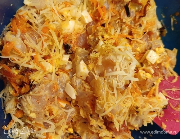 Для начинки рыбу нарезать мелкими кусочками. Лук мелко нарезать, морковь натереть на крупной терке и обжарить на подсолнечном масле до золотистого цвета. Яйца отварить и тоже нарезать мелко, сыр натереть на мелкой терке. Все смешать. Если надо, то посолить.