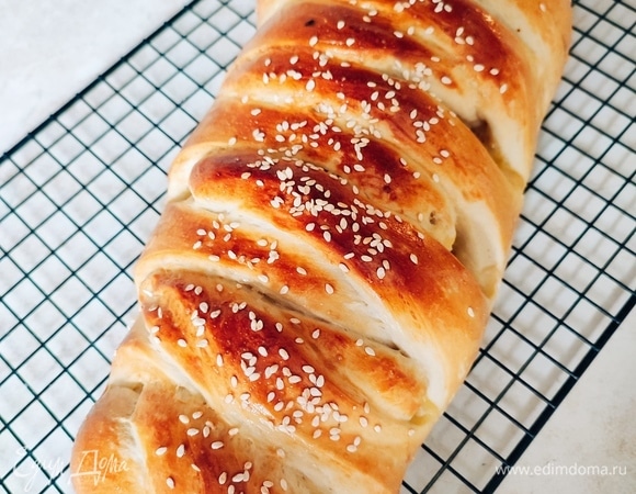 Готовый пирог полностью остудить на решетке.