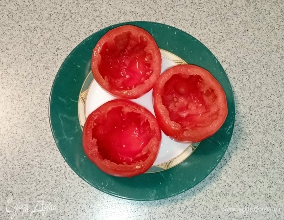 Помидоры для этого рецепта я использовала крупные. С помидоров нужно срезать крышечки (они не понадобятся) и аккуратно чайной ложкой вынуть мякоть, стараясь не повредить стенки и дно. Мякоть помидоров отложить для дальнейшего использования.