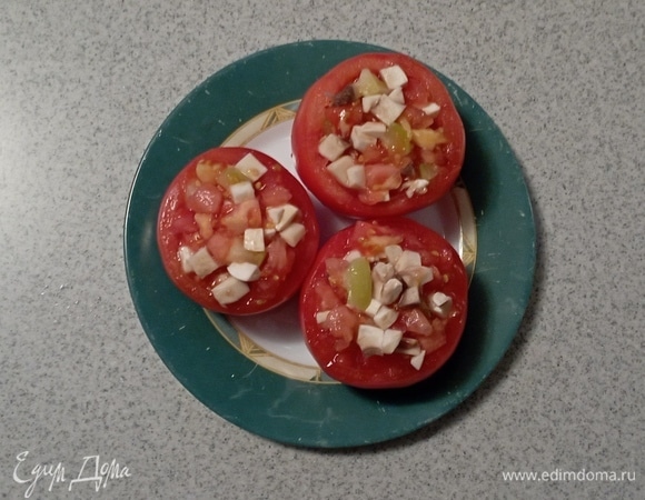 Затем чайной ложкой выложить начинку в помидоры, наполняя их достаточно плотно. Смазать противень растительным маслом, выложить на него помидоры и поставить в разогретую до 190°C духовку на 40 минут (время приготовления зависит от вашей духовки). Приятного аппетита!
