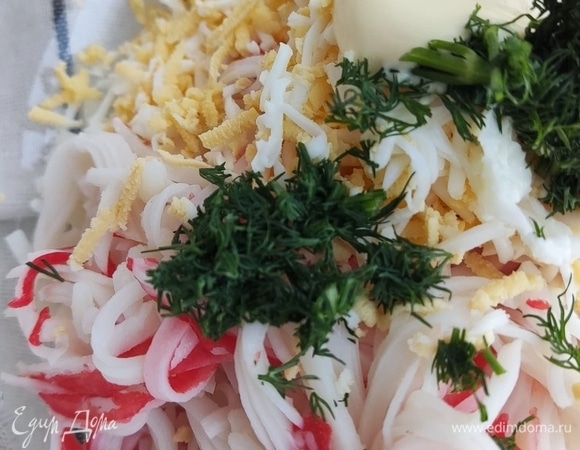 Крабовые палочки я разделила на волокна, рис отварила и остудила до готовности, яйца натерла на терке, укроп мелко нарезала, заправила густым майонезом.