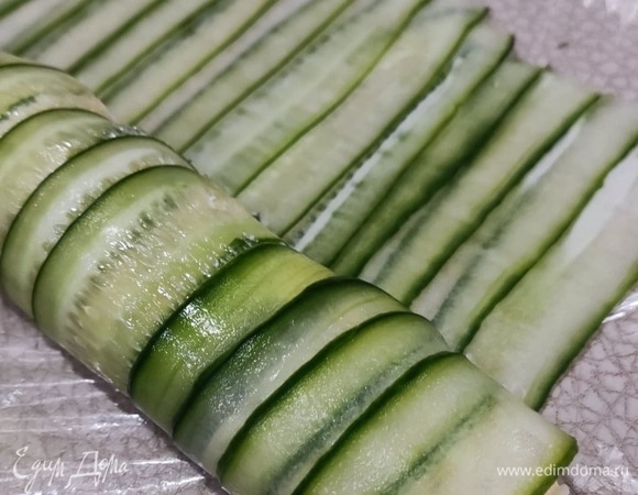 Рулет нарезала острым ножом, перевернула и выложила на сервировочный поднос. Сверху добавила немного оставшегося салата.