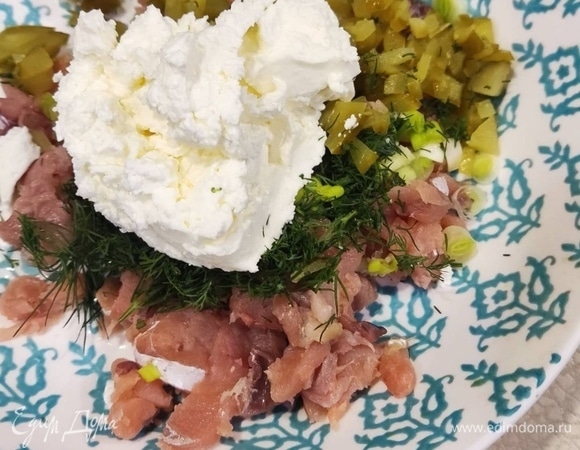 Красную рыбу, маринованный огурец, зеленый лук, укроп мелко нарезала. Смешала с творожным сыром и добавила майонез.