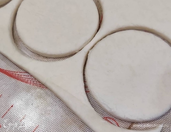 Для профитролей я взяла пласт бездрожжевого слоеного теста, вырезала кружки.