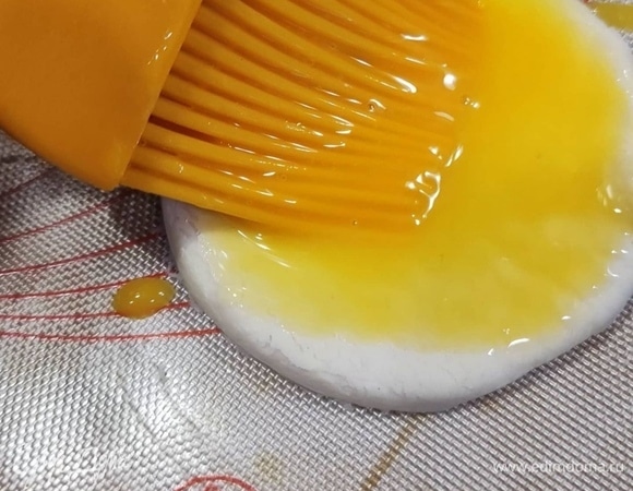 Кружки смазала желтком и отправила в духовку буквально на 5–10 минут при температуре 180°C.