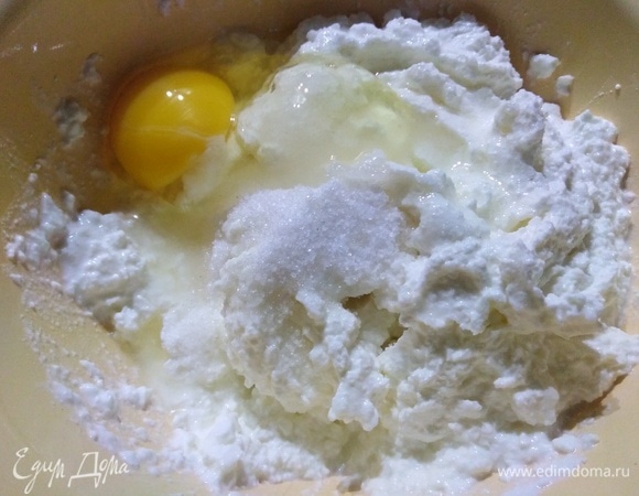 Творог перетрите, соедините с яйцом, солью, сахаром и ванилином. Перемешайте.